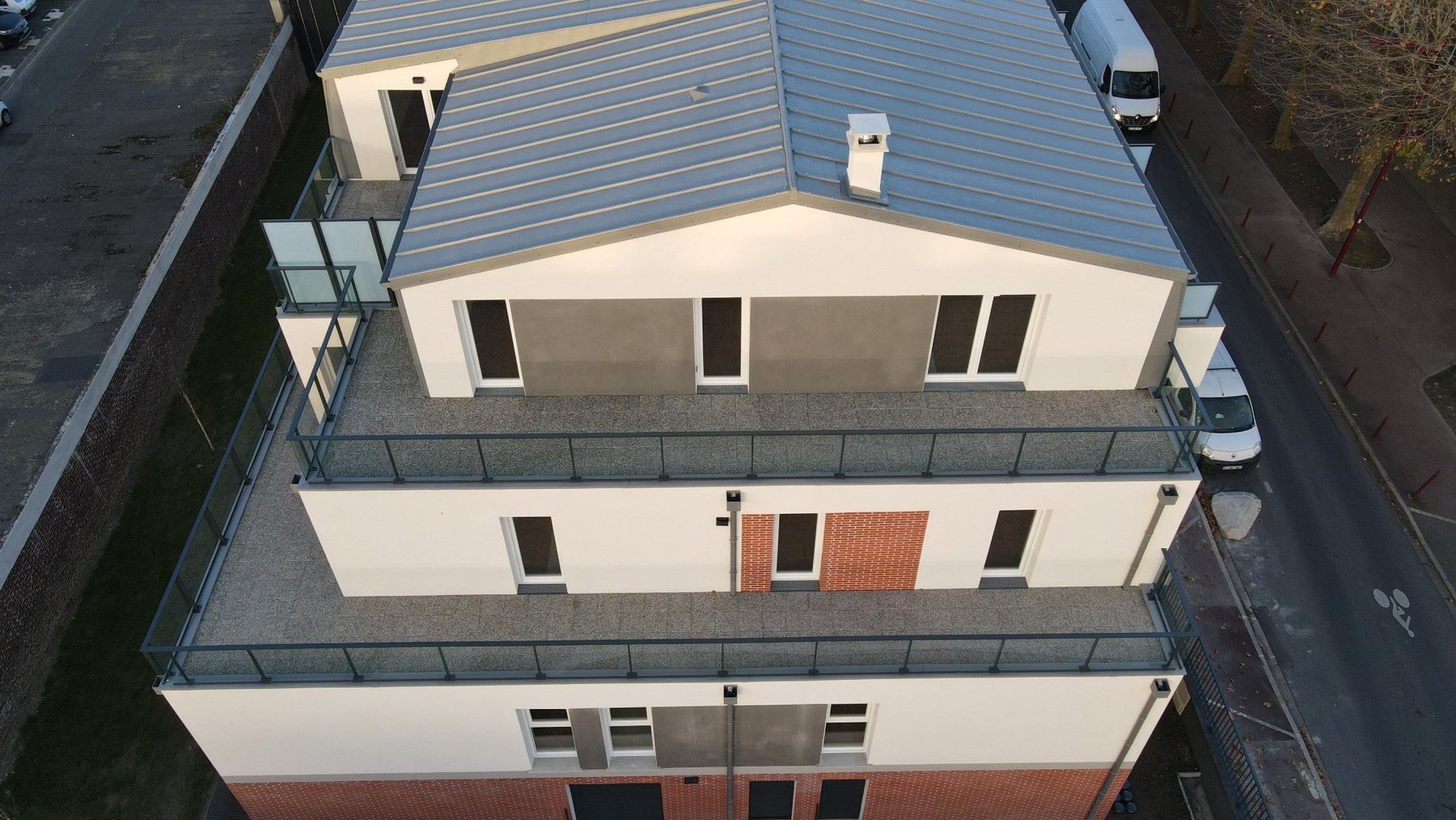Vue aérienne d’un bâtiment en finition structurelle
